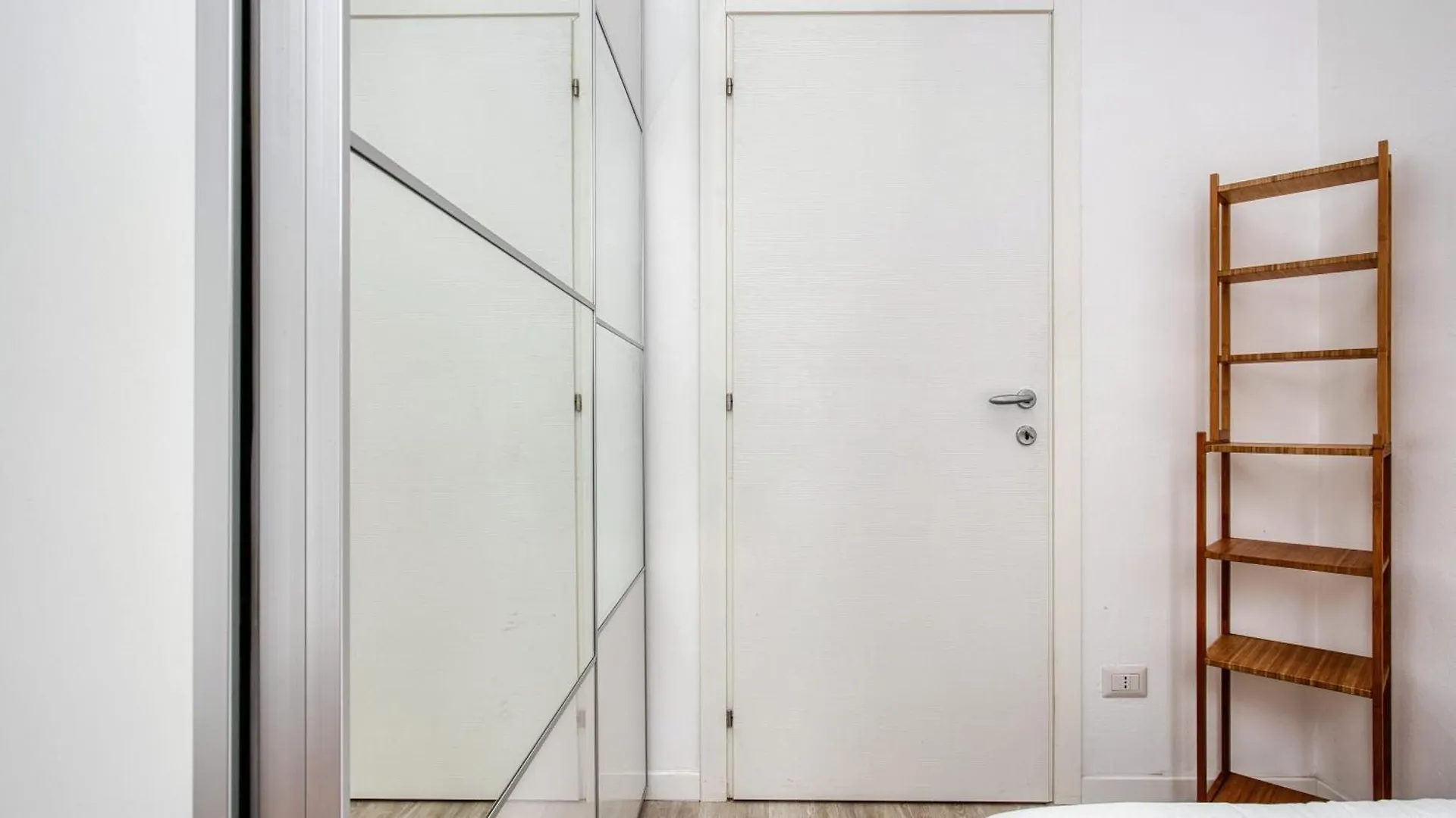 Ideal Rent - Dino Campana 8 Milan 0*,  Italy